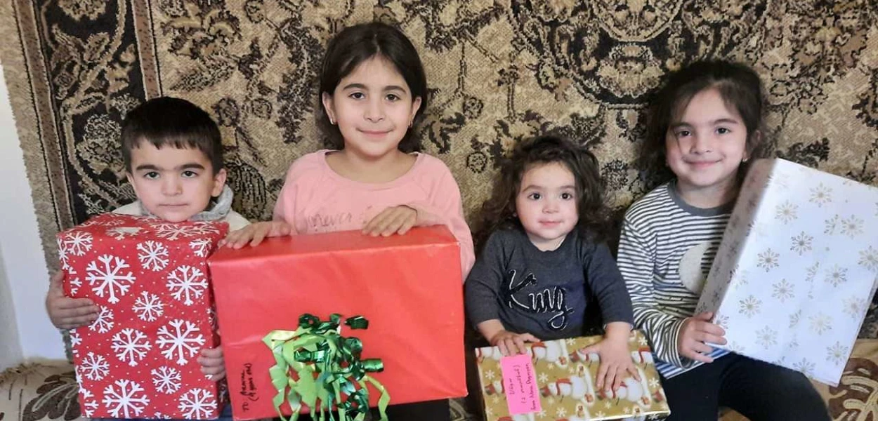 Ces enfants de Stepanakert se réjouissent d’avoir reçu un cadeau de Noël. (csi)