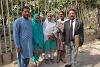 Sadaf Khan avec notre partenaire CSI Anjum Paul (à gauche), ses parents et l’avocat. csi