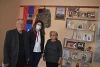 Armen et son épouse Hasmik en compagnie d’une partenaire locale de CSI. Le couple âgé doit faire face à la perte de leur fils aîné, mort pendant la guerre. csi