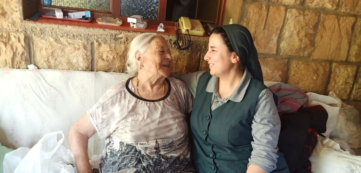 Cette femme âgée trouve du réconfort dans les visites de sœur Fadia