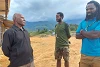 Le pasteur Yahya Lagowan en conversation avec deux personnes déplacées du kabupaten de Nduga. csi