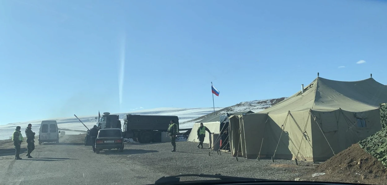 Un point de contrôle sur la route entre l’Arménie et Stepanakert, la capitale du Haut-Karabakh. mad