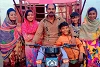 Le visage heureux et reconnaissant, Parvez et ses enfants présentent leur rickshaw. csi