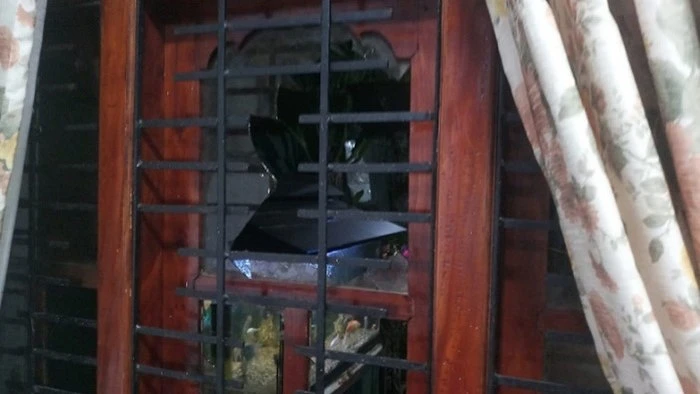 Les voisins bouddhistes ont brisé la porte d'entrée et une fenêtre de la maison du pasteur. csi