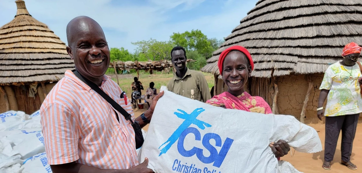 Franco Majok, responsable CSI pour le Soudan (du Sud), remet à Adhel un « kit de survie » contenant des outils pour l’agriculture. csi