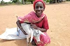 Toute joyeuse, Adhel montre sa chèvre laitière, ce qui équivaut à une assurance-vie. csi
