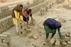 Après la mort de son mari, Kousar et ses filles ont dû effectuer un dur travail quotidien dans la briqueterie. csi
