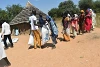 Au Soudan du Sud, des bénévoles distribuent des « kits de survie » aux esclaves libérés. csi